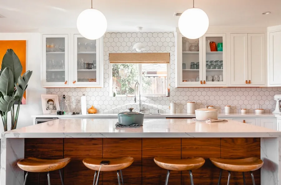 Layered kitchen lighting with pendants and task lights