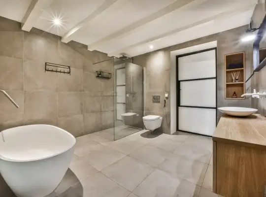Modern bathroom with bright finishes and natural light
