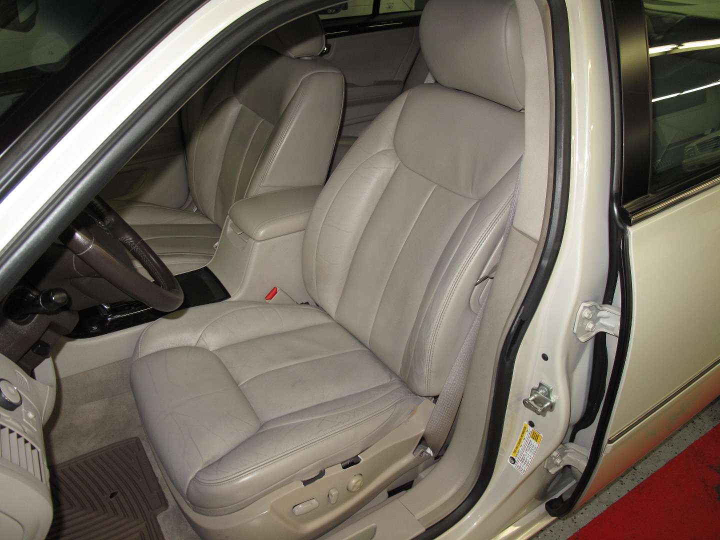 2010 Cadillac DTS Base - Photo 34