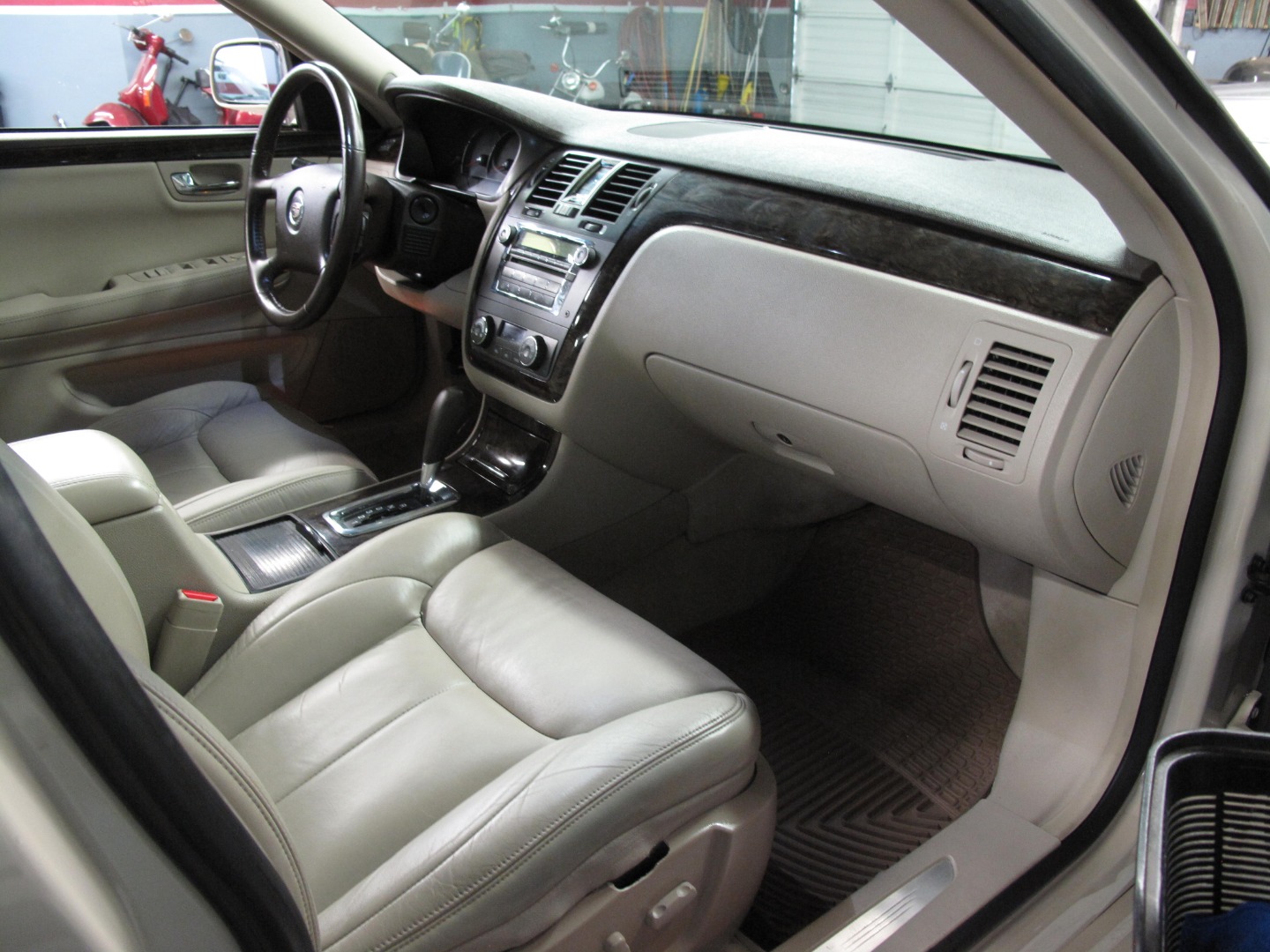 2010 Cadillac DTS Base - Photo 18