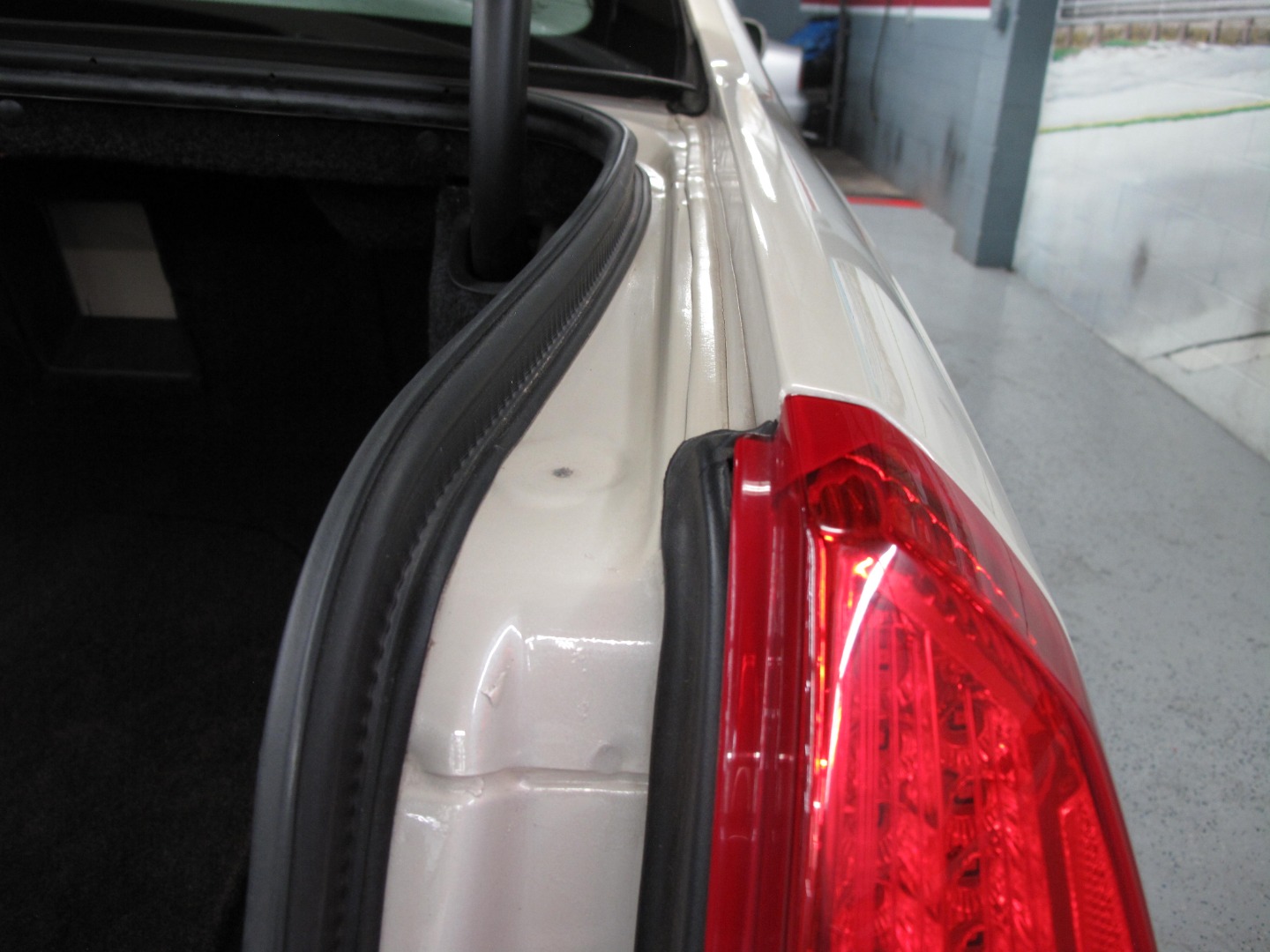 2010 Cadillac DTS Base - Photo 41