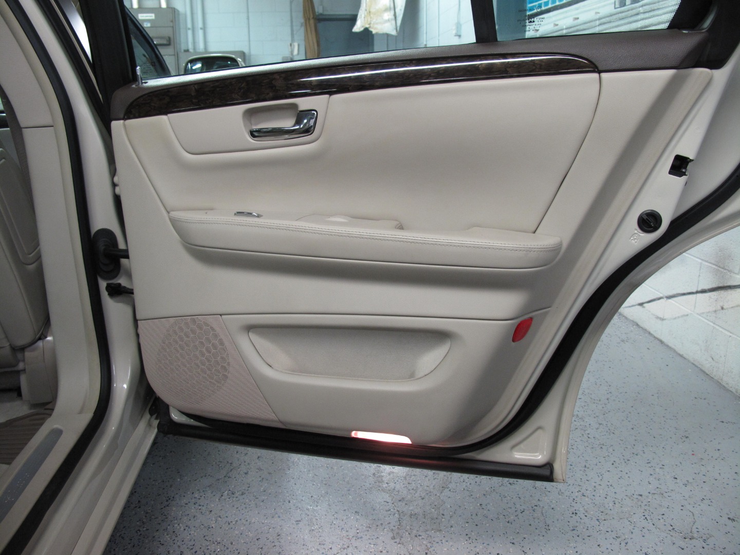 2010 Cadillac DTS Base - Photo 19