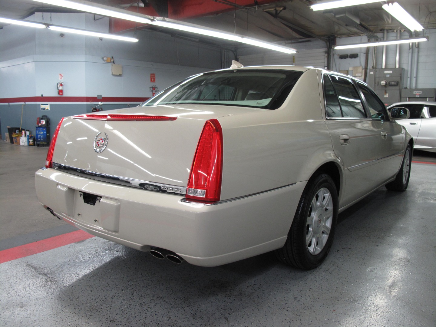 2010 Cadillac DTS Base - Photo 7