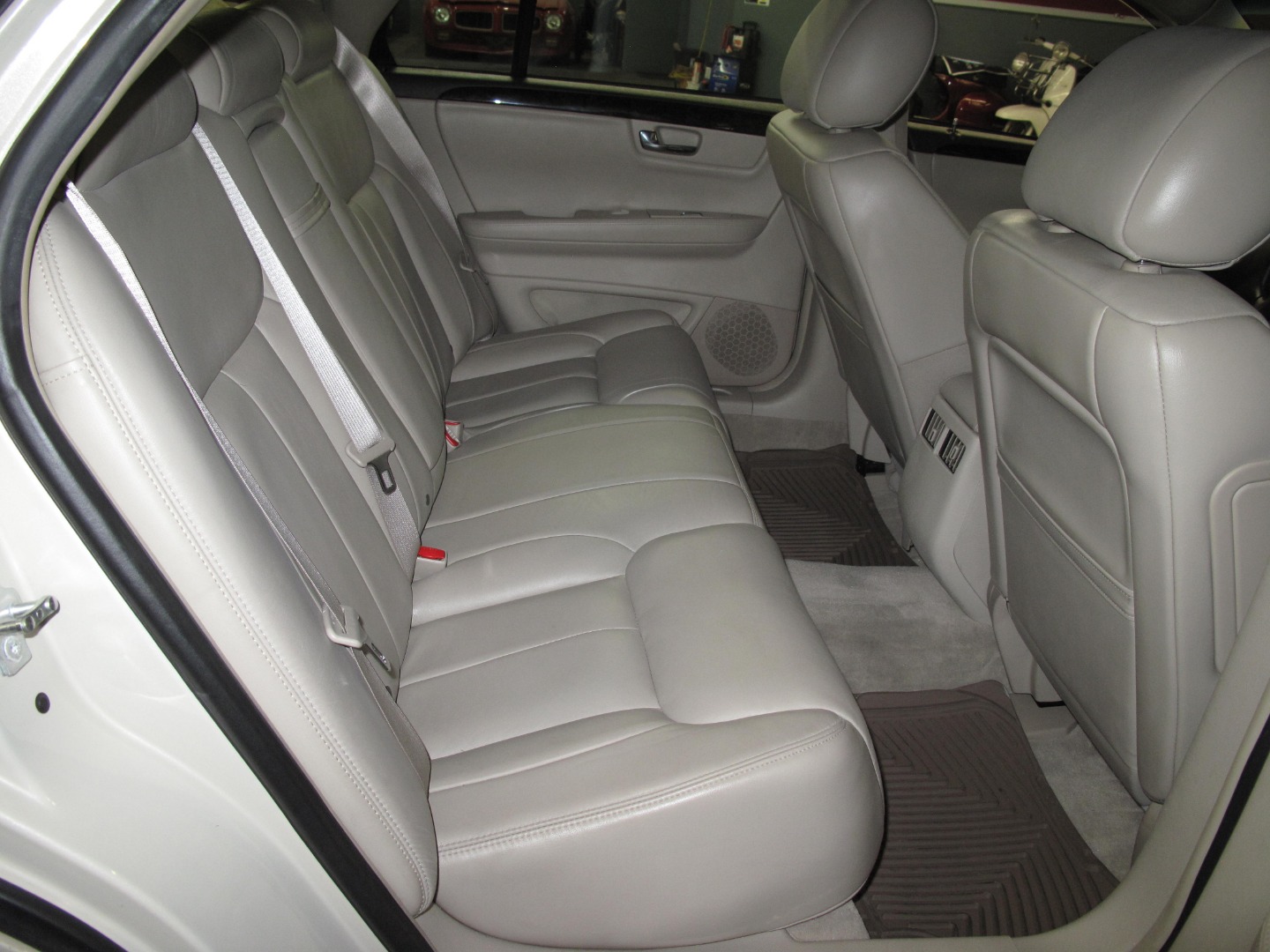 2010 Cadillac DTS Base - Photo 20