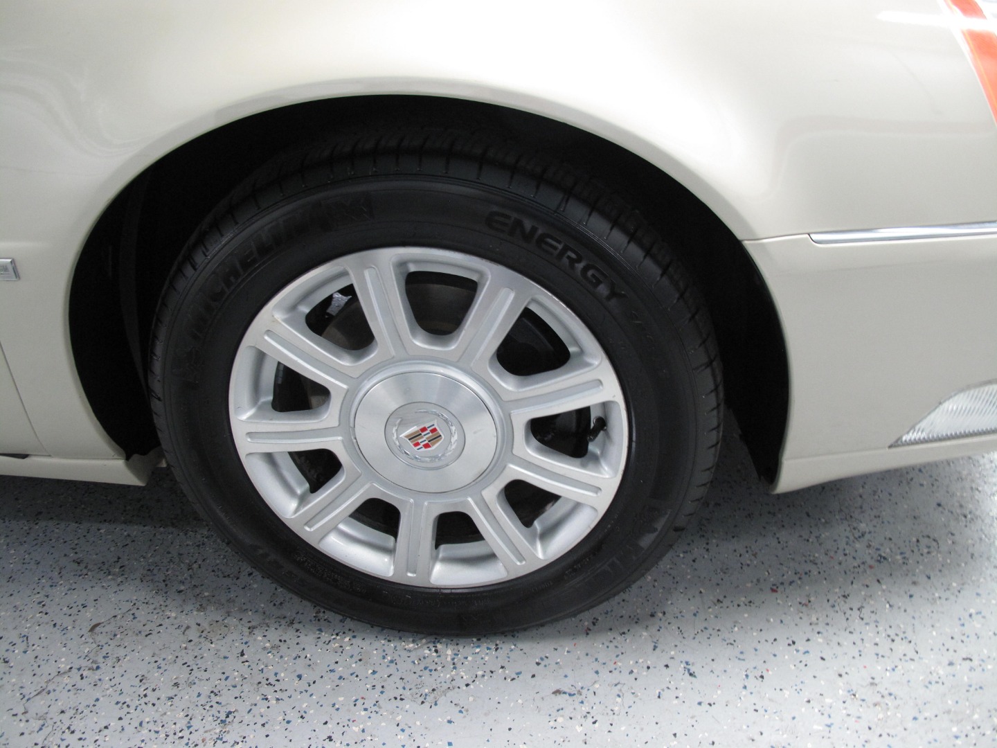 2010 Cadillac DTS Base - Photo 28