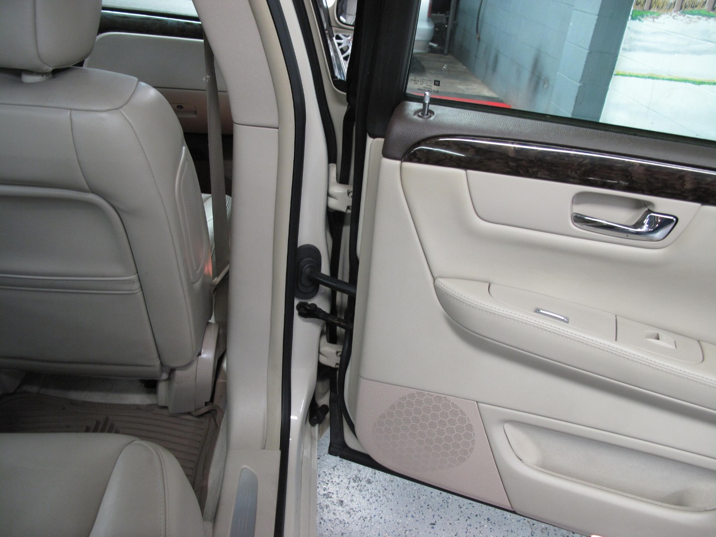 2010 Cadillac DTS Base - Photo 86