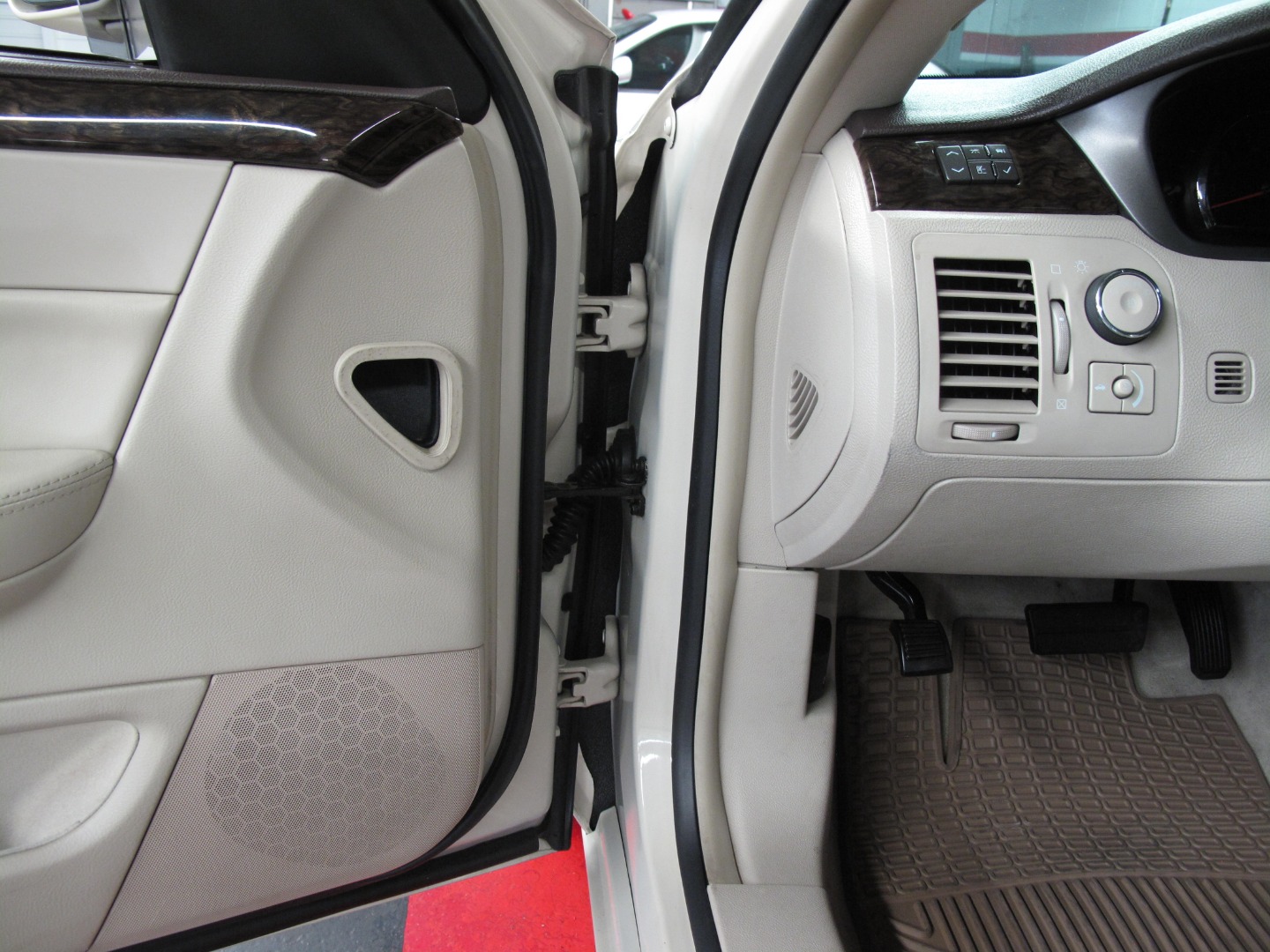 2010 Cadillac DTS Base - Photo 73