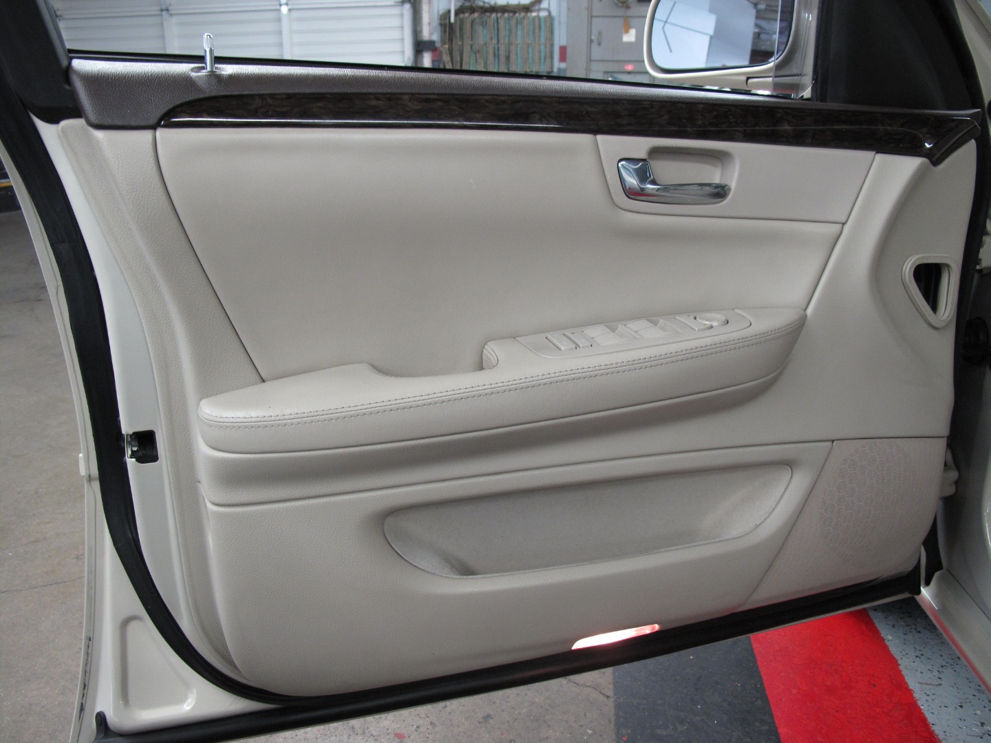 2010 Cadillac DTS Base - Photo 12