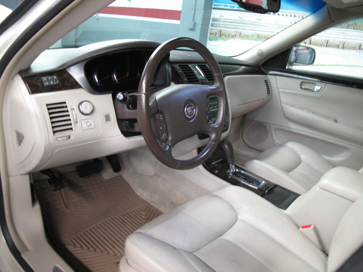 2010 Cadillac DTS Base - Photo 13
