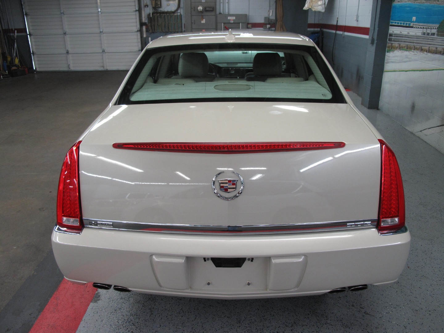 2010 Cadillac DTS Base - Photo 58