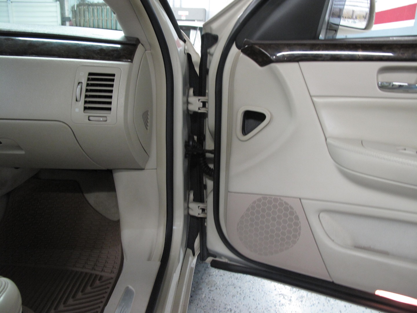 2010 Cadillac DTS Base - Photo 82