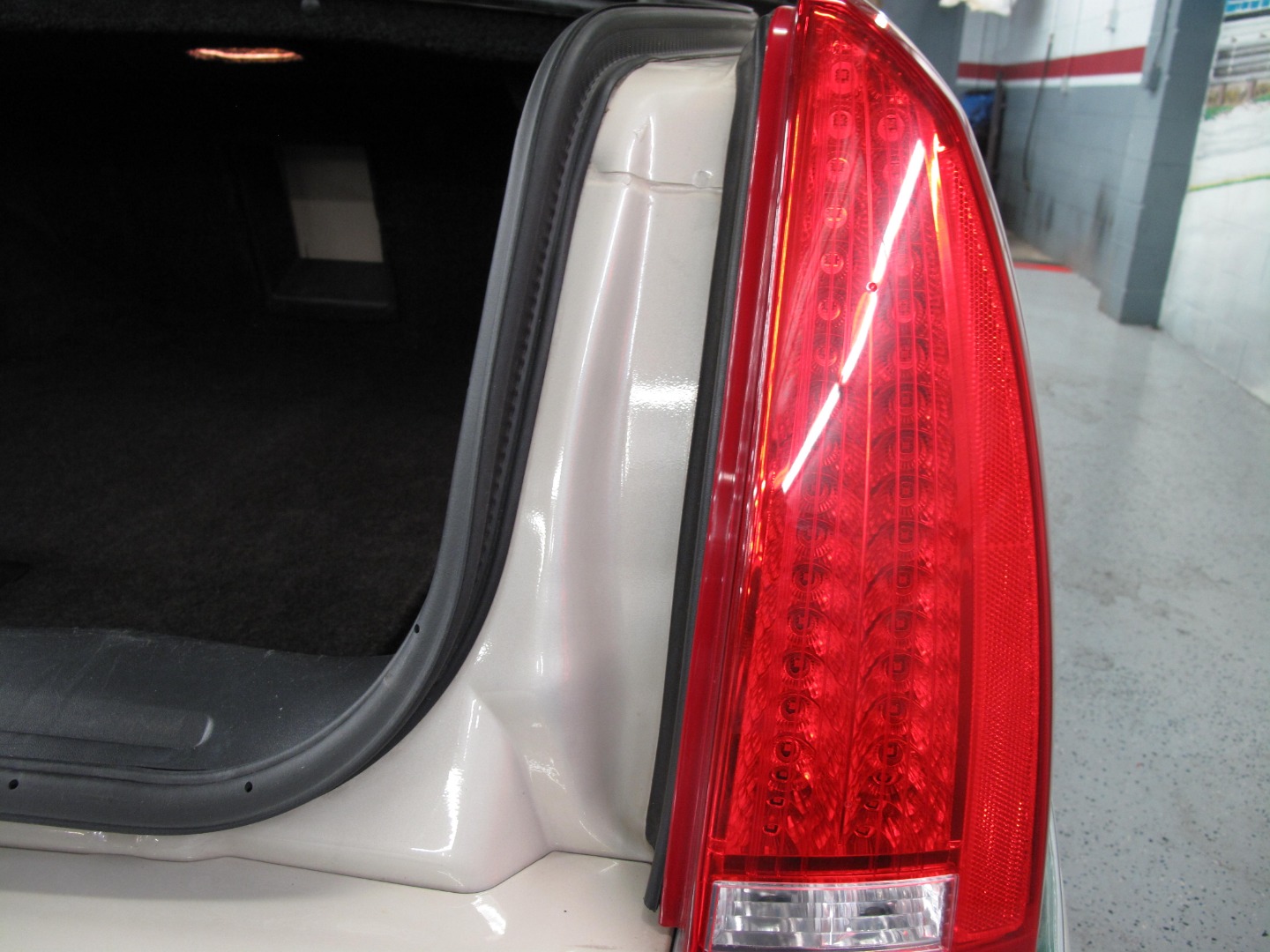 2010 Cadillac DTS Base - Photo 40