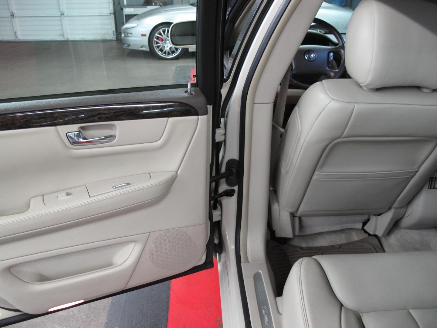 2010 Cadillac DTS Base - Photo 78