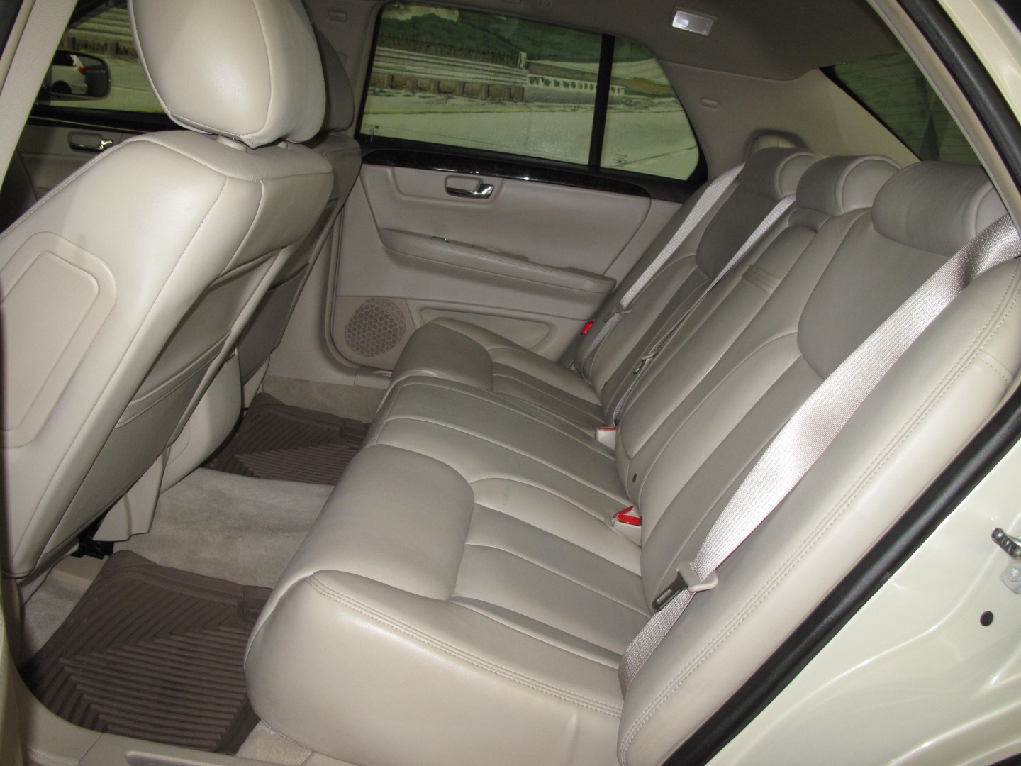 2010 Cadillac DTS Base - Photo 16