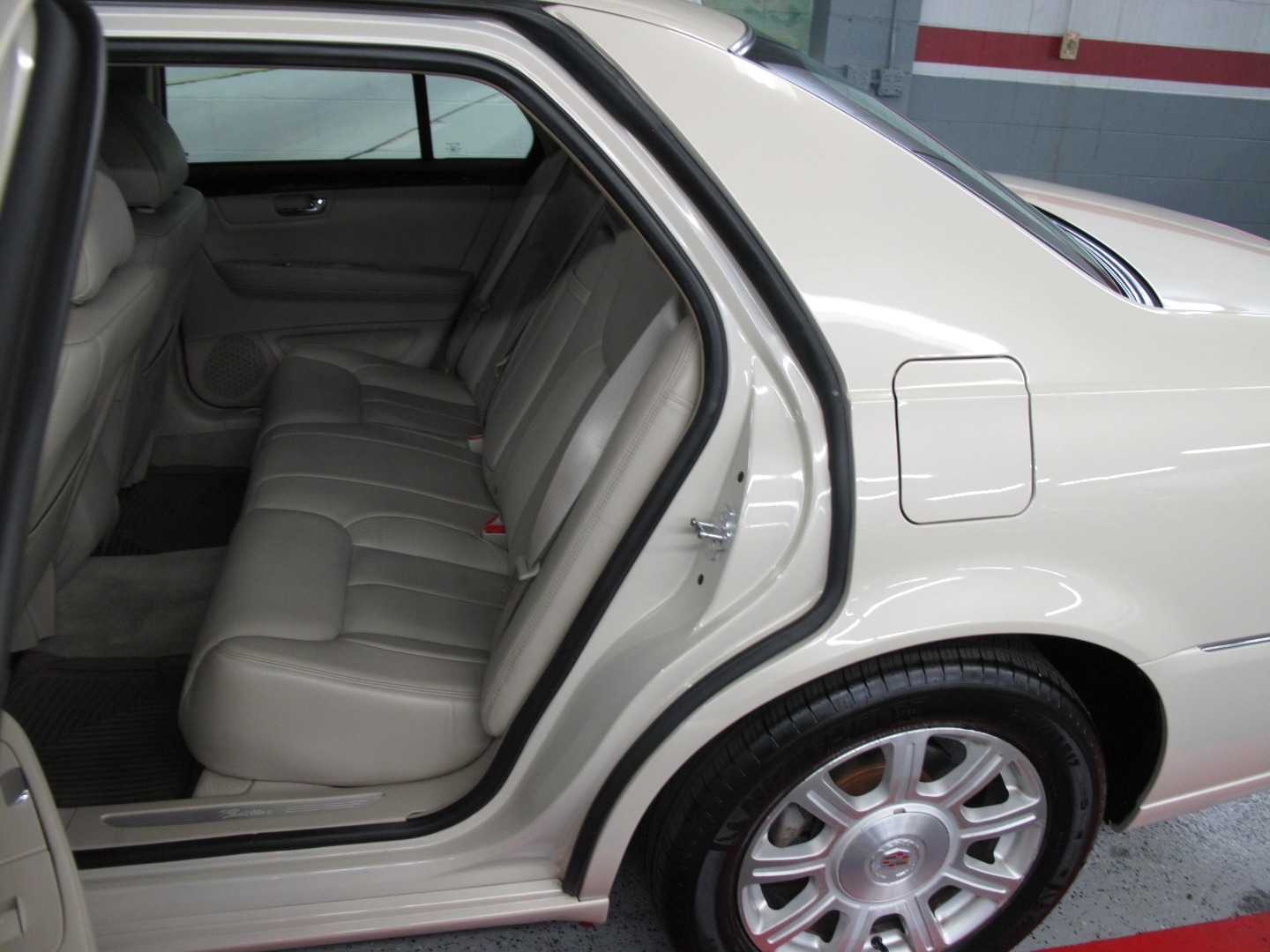 2010 Cadillac DTS Base - Photo 81