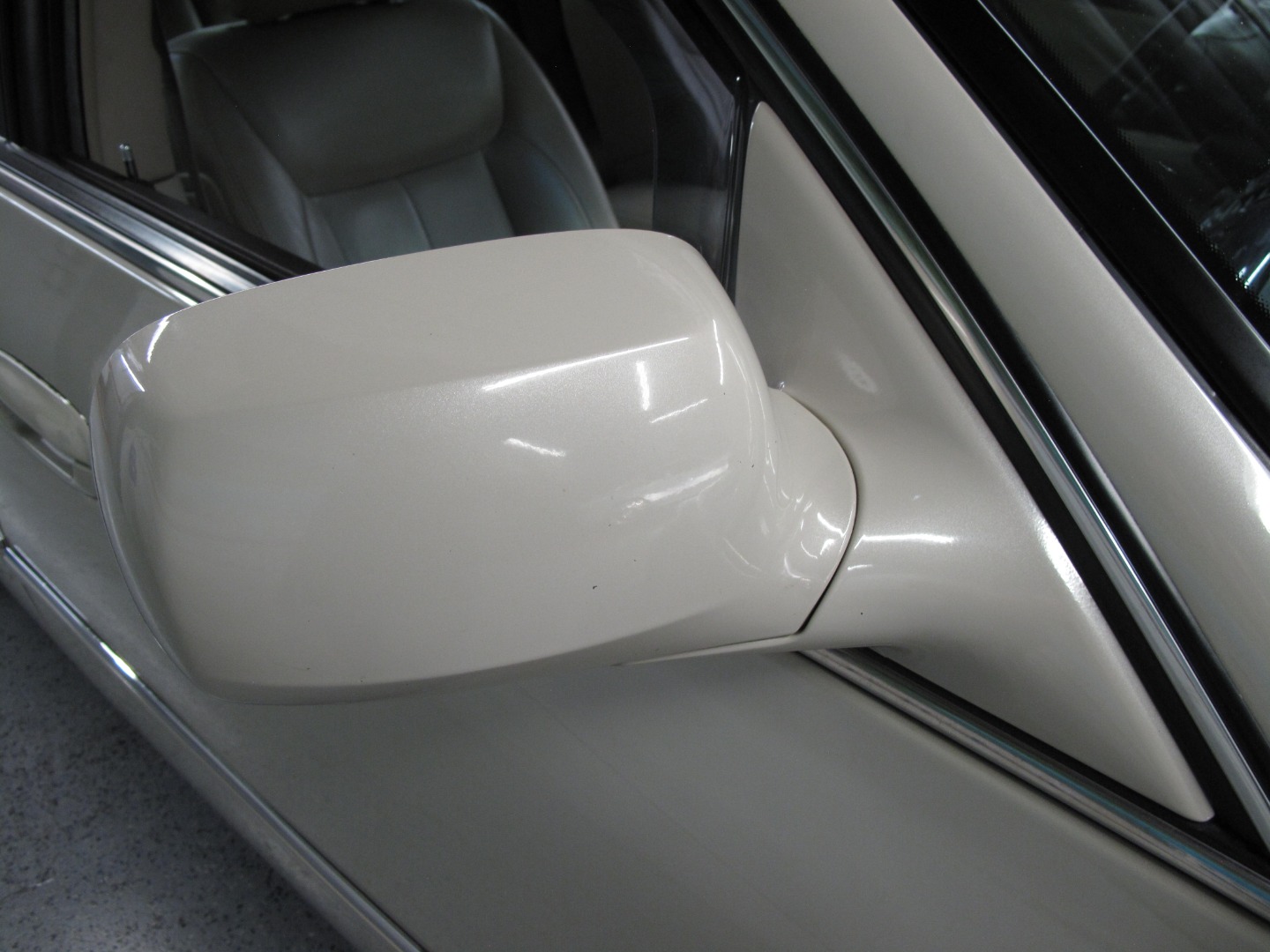 2010 Cadillac DTS Base - Photo 38