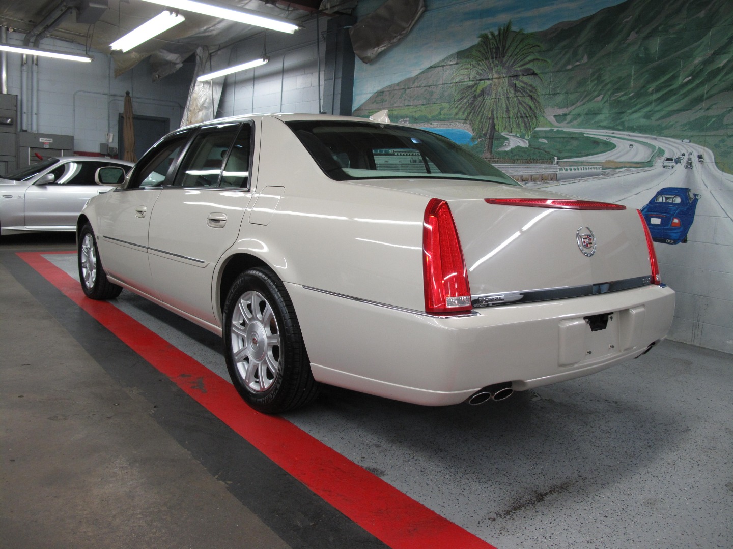 2010 Cadillac DTS Base - Photo 11