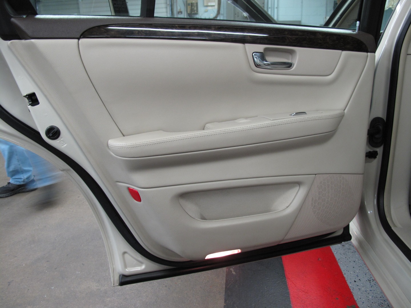 2010 Cadillac DTS Base - Photo 14