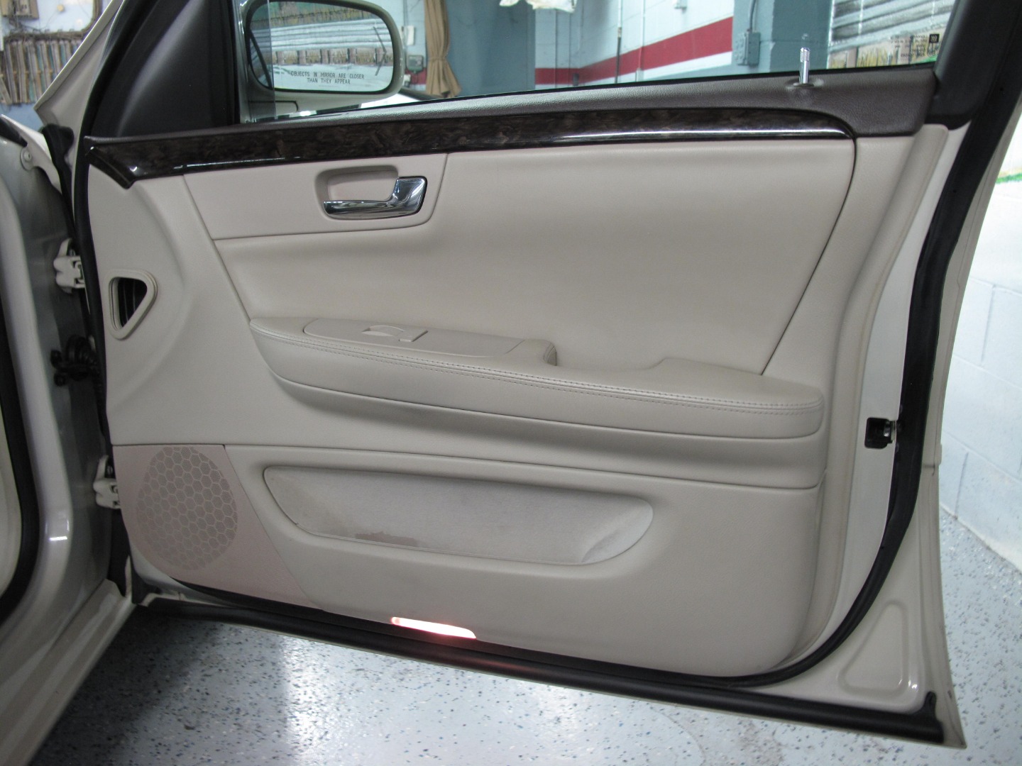 2010 Cadillac DTS Base - Photo 17