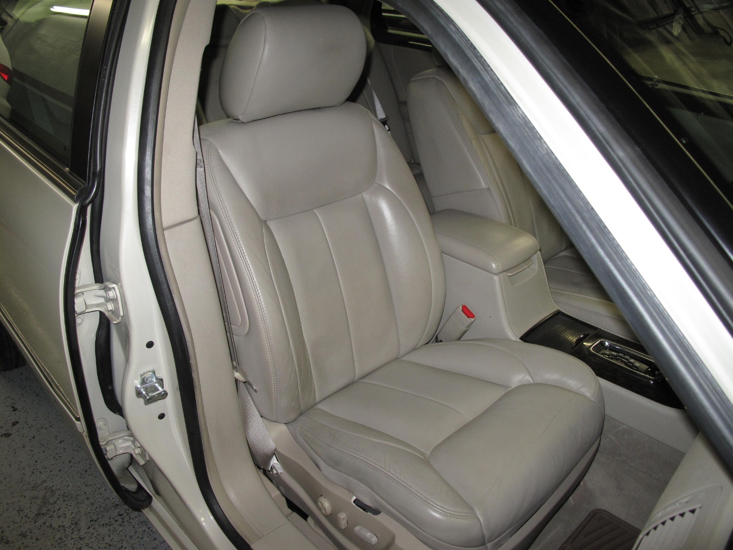 2010 Cadillac DTS Base - Photo 35
