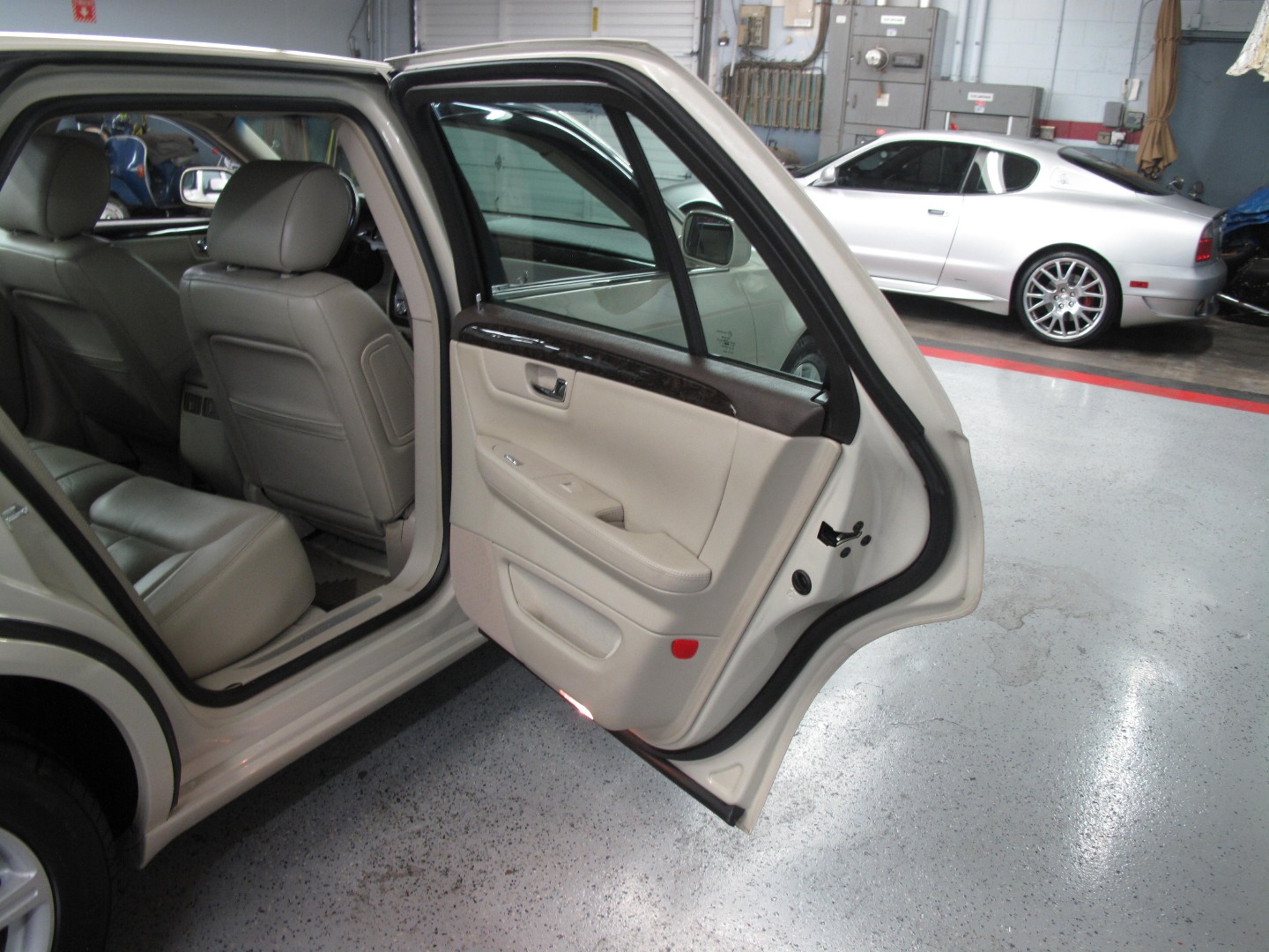 2010 Cadillac DTS Base - Photo 87